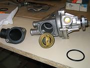 IMG_2566 * La pompe neuve. SEAT m'a fait un échange standard de toute la pompe pour 86€ ttc. Je n'ai gardé que le thermostat et son couvercle en plastique. SEAT fournit pour le prix les deux joints toriques neufs (un pour le thermostat et l'autre pour l'étanchétité avec le bloc moteur). * 2592 x 1944 * (390KB)